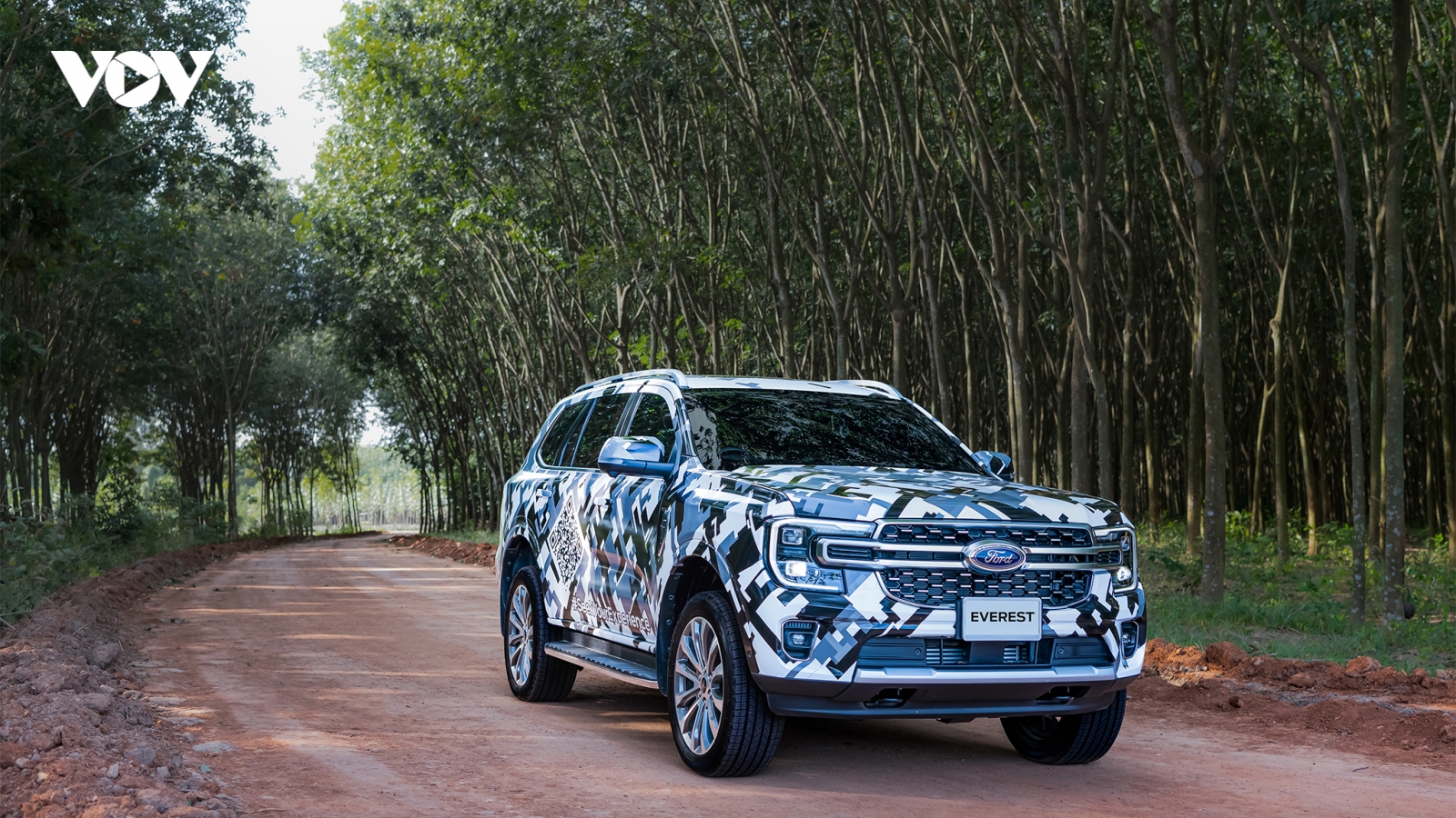 Ford Everest thế hệ mới lộ diện hình ảnh trước khi ra mắt