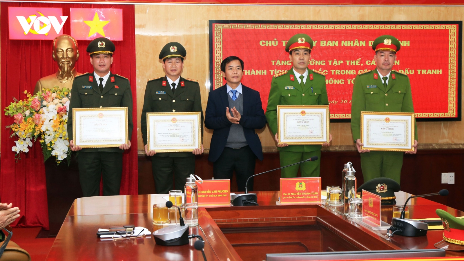 Thưởng nóng Ban chuyên án triệt phá đường đây làm giả con dấu, tài liệu