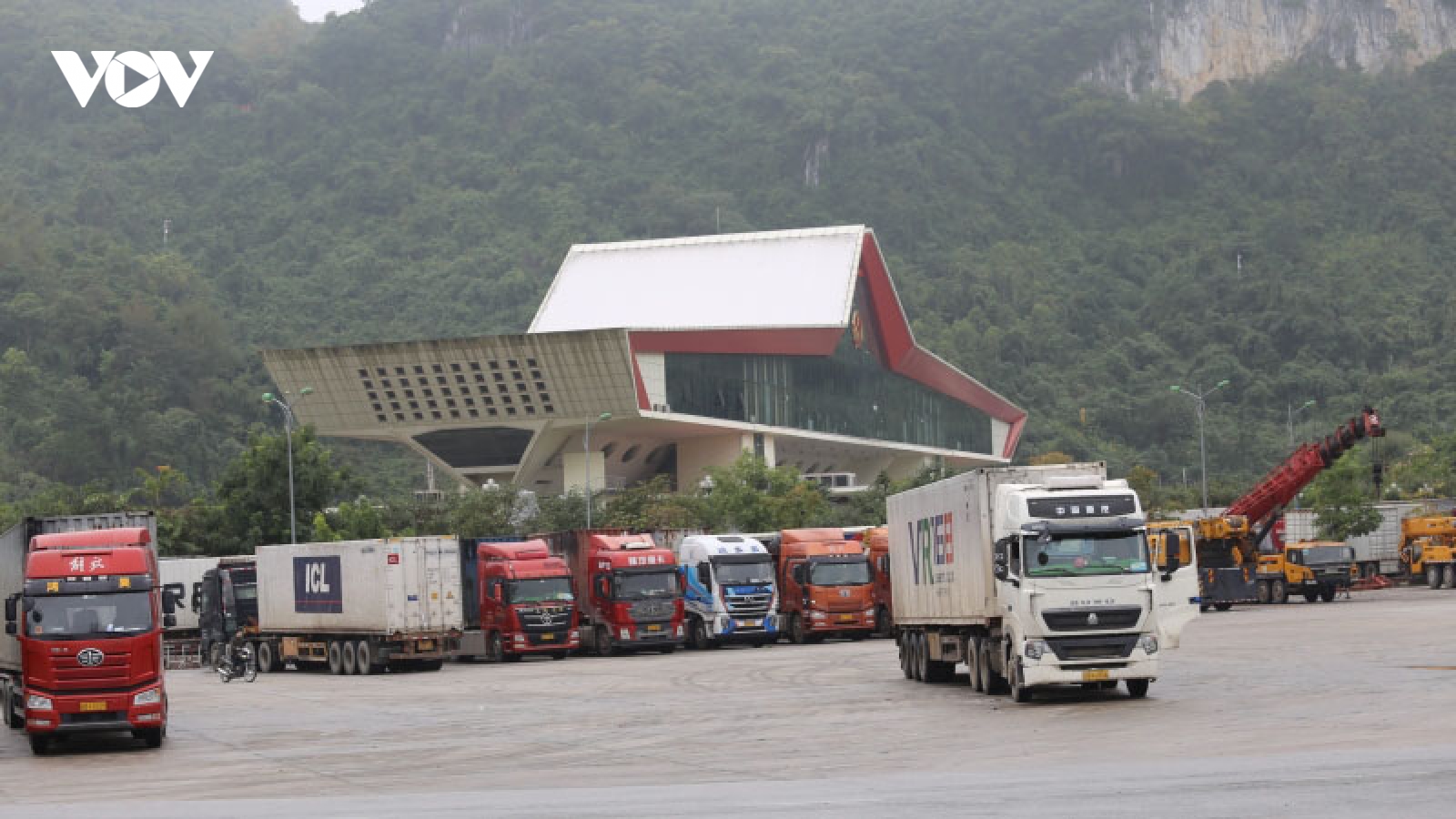 Hàng nghìn xe chở nông sản ùn ứ tại các cửa khẩu ở Lạng Sơn