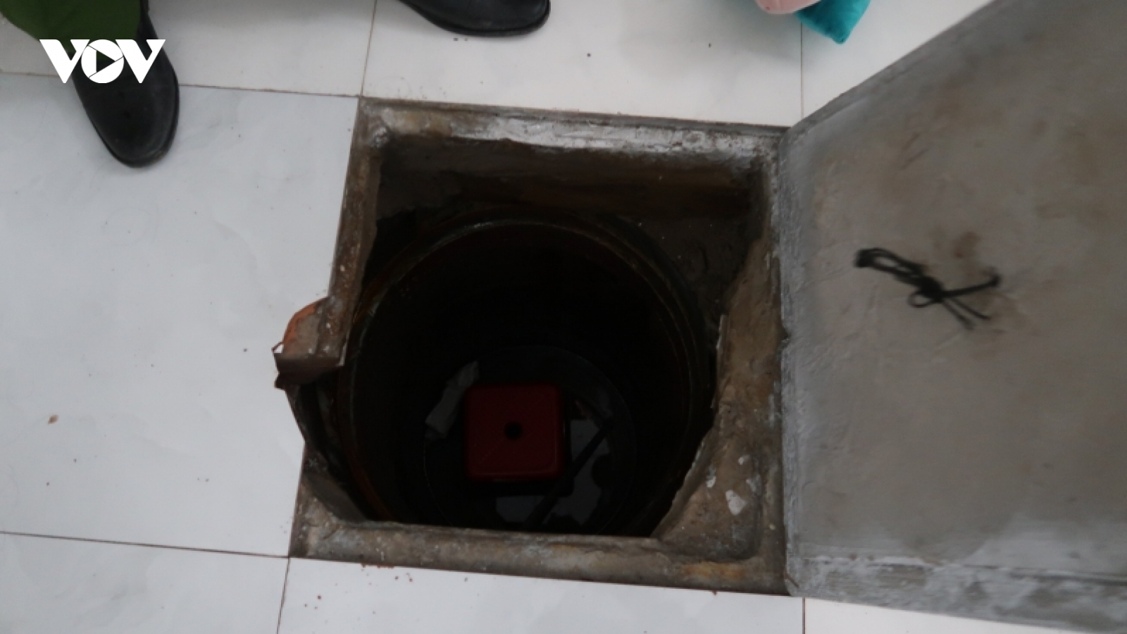 Đối tượng bị truy nã đào hầm lẩn trốn trong nhà