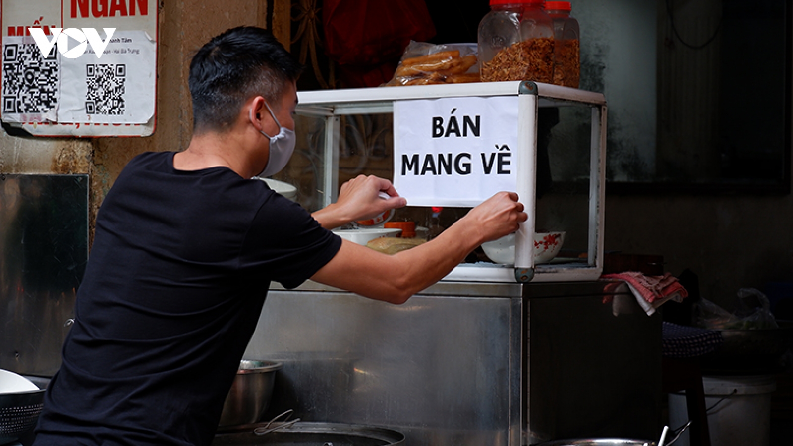 Các "vùng cam" ở Hà Nội dừng bán hàng ăn tại chỗ, học sinh chuyển học trực tuyến