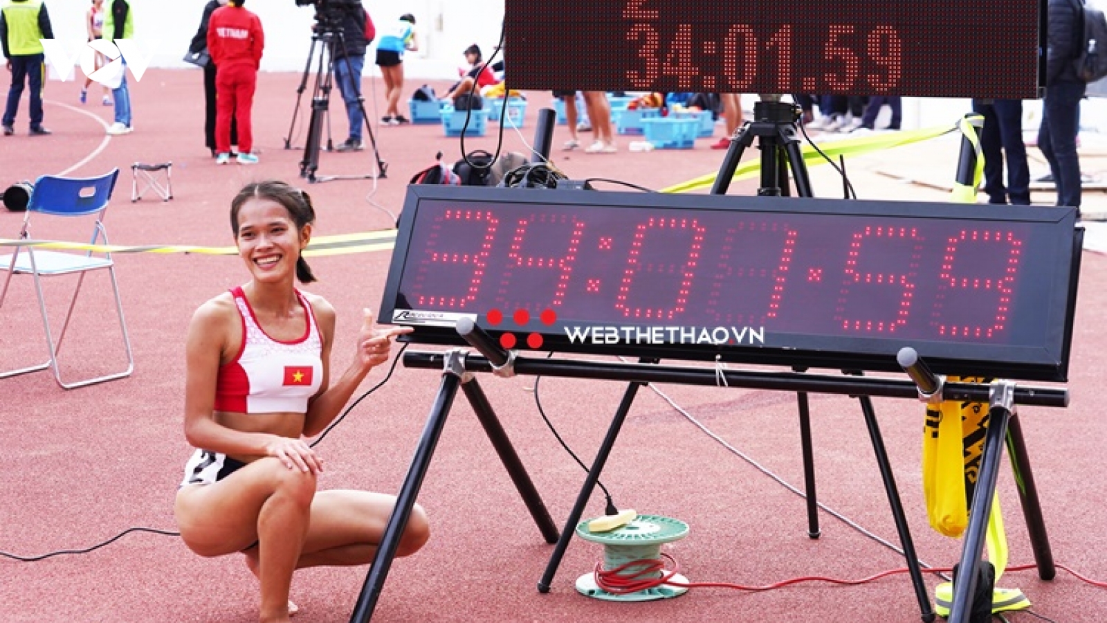 Hồng Lệ phá kỷ lục quốc gia của Nguyễn Thị Oanh ở nội dung 10.000m