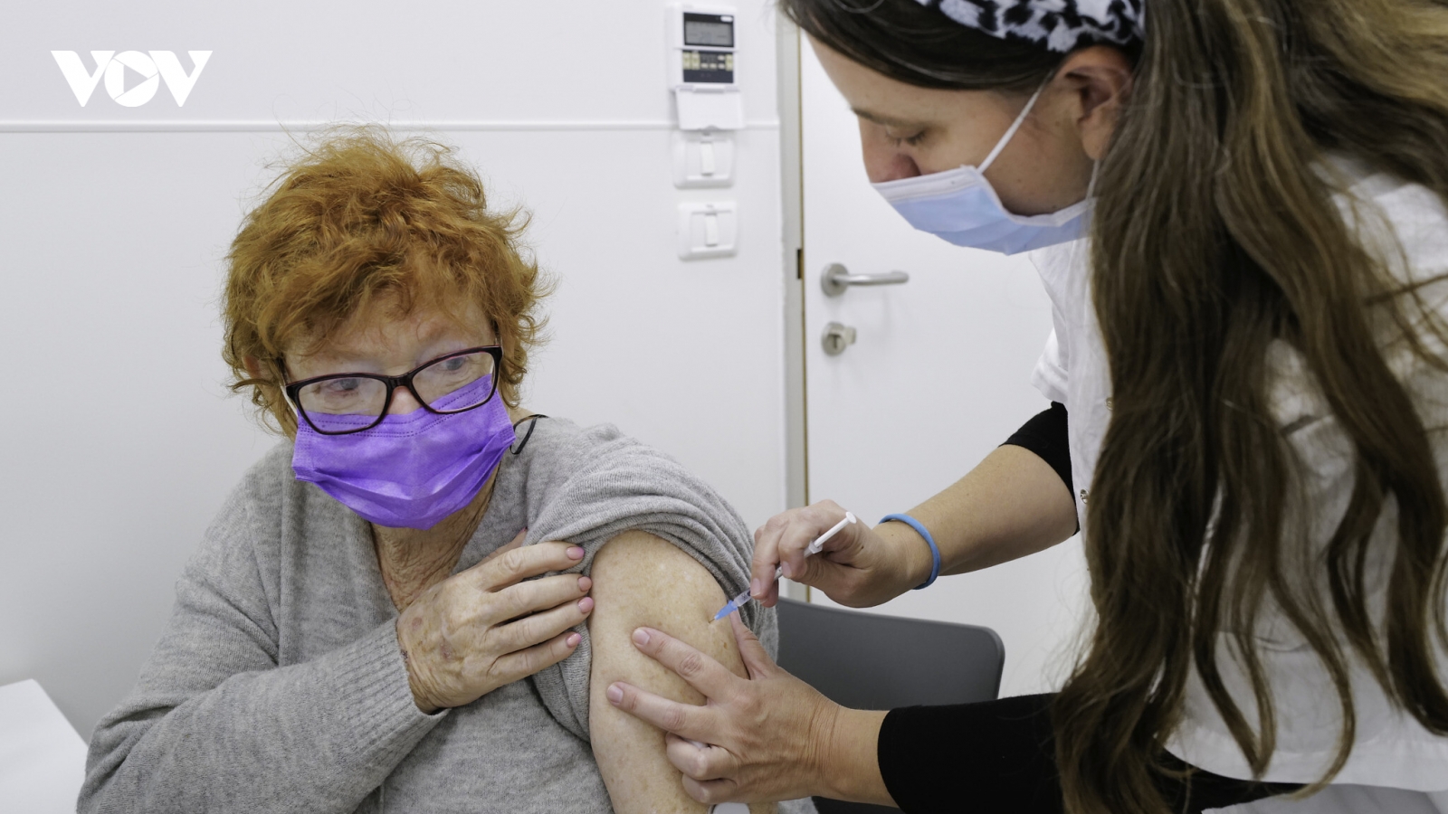 Israel tiêm mũi thứ 4 vaccine ngừa Covid-19 cho người trên 60 tuổi