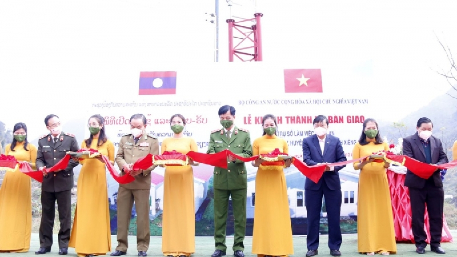 Bàn giao trụ sở công an bản đầu tiên cho Bộ An ninh Lào