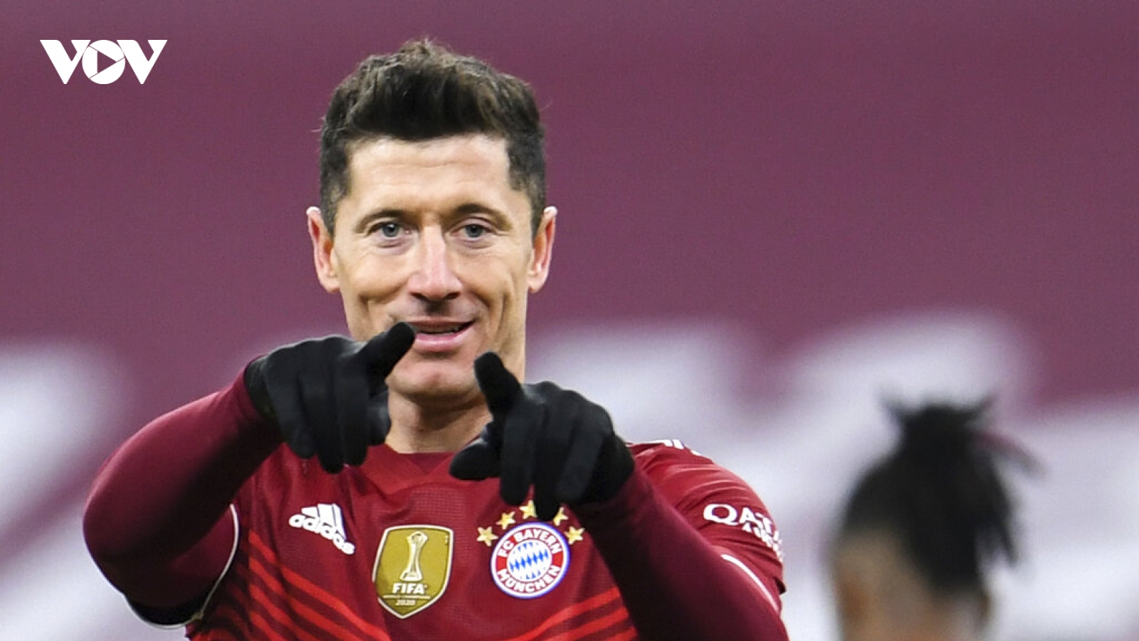 Lewandowski cân bằng thành tích của Ronaldo, phá kỷ lục tồn tại 49 năm