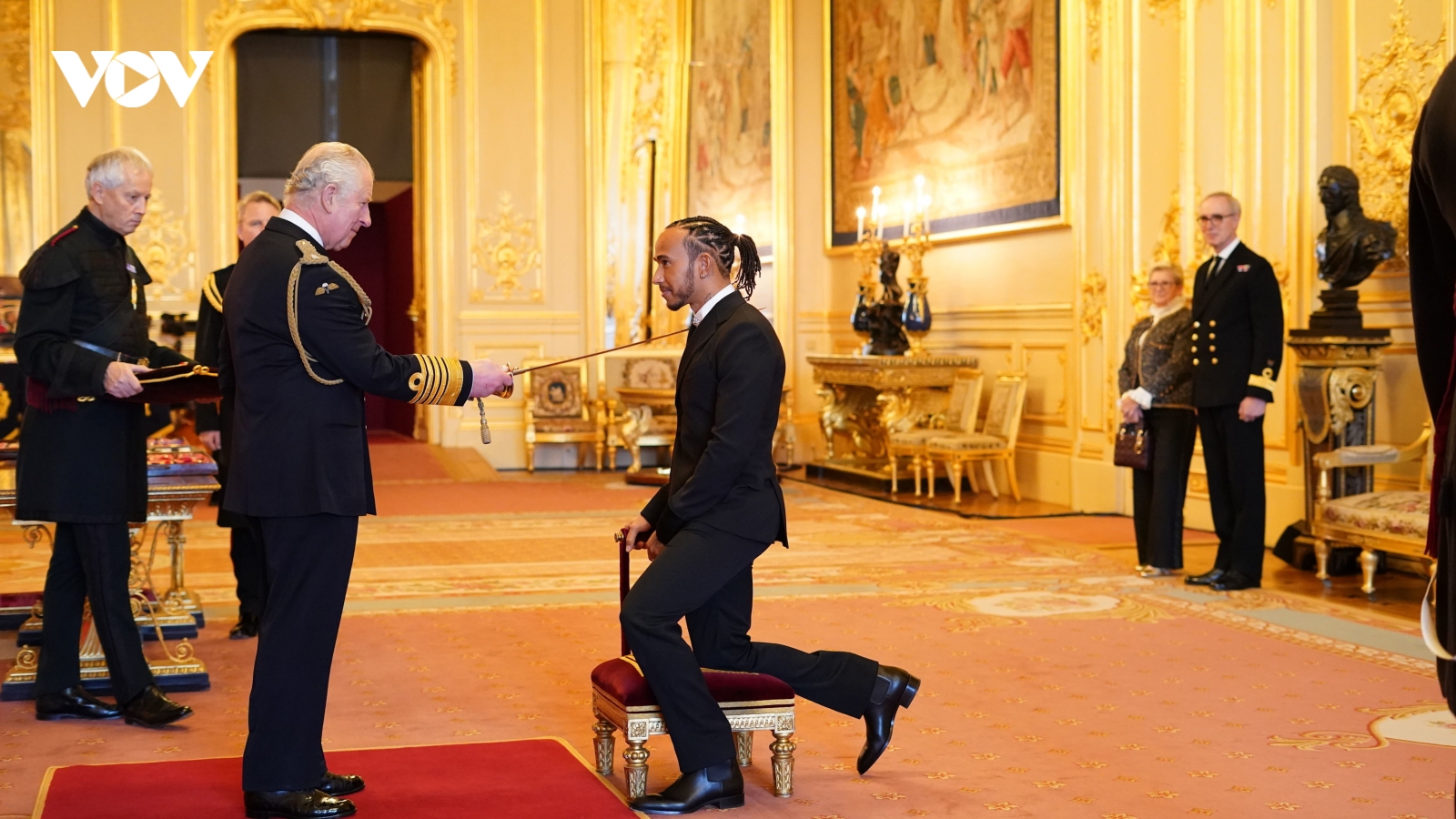Lewis Hamilton được phong tước Hiệp sĩ