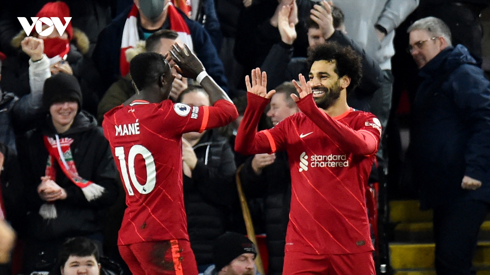 Salah tiếp tục thăng hoa, Liverpool áp sát Man City