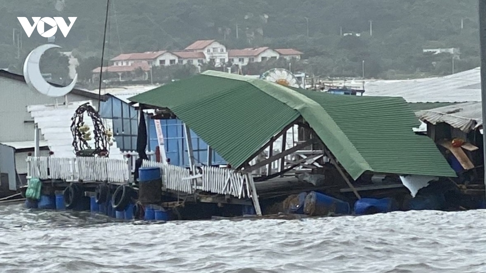 Ảnh hưởng bão số 9 tại Nam Trung Bộ: Nhiều khu dân cư ngập sâu, cuốn trôi lòng bè nuôi tôm