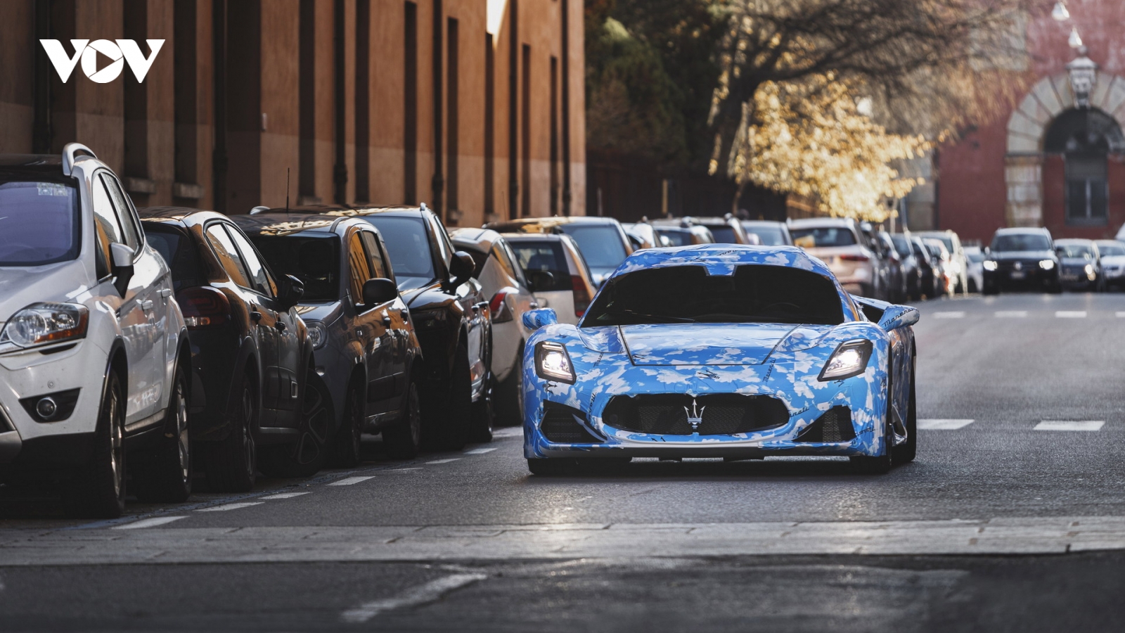Siêu xe Maserati MC20 mui trần lộ diện trên đường phố trước ngày ra mắt