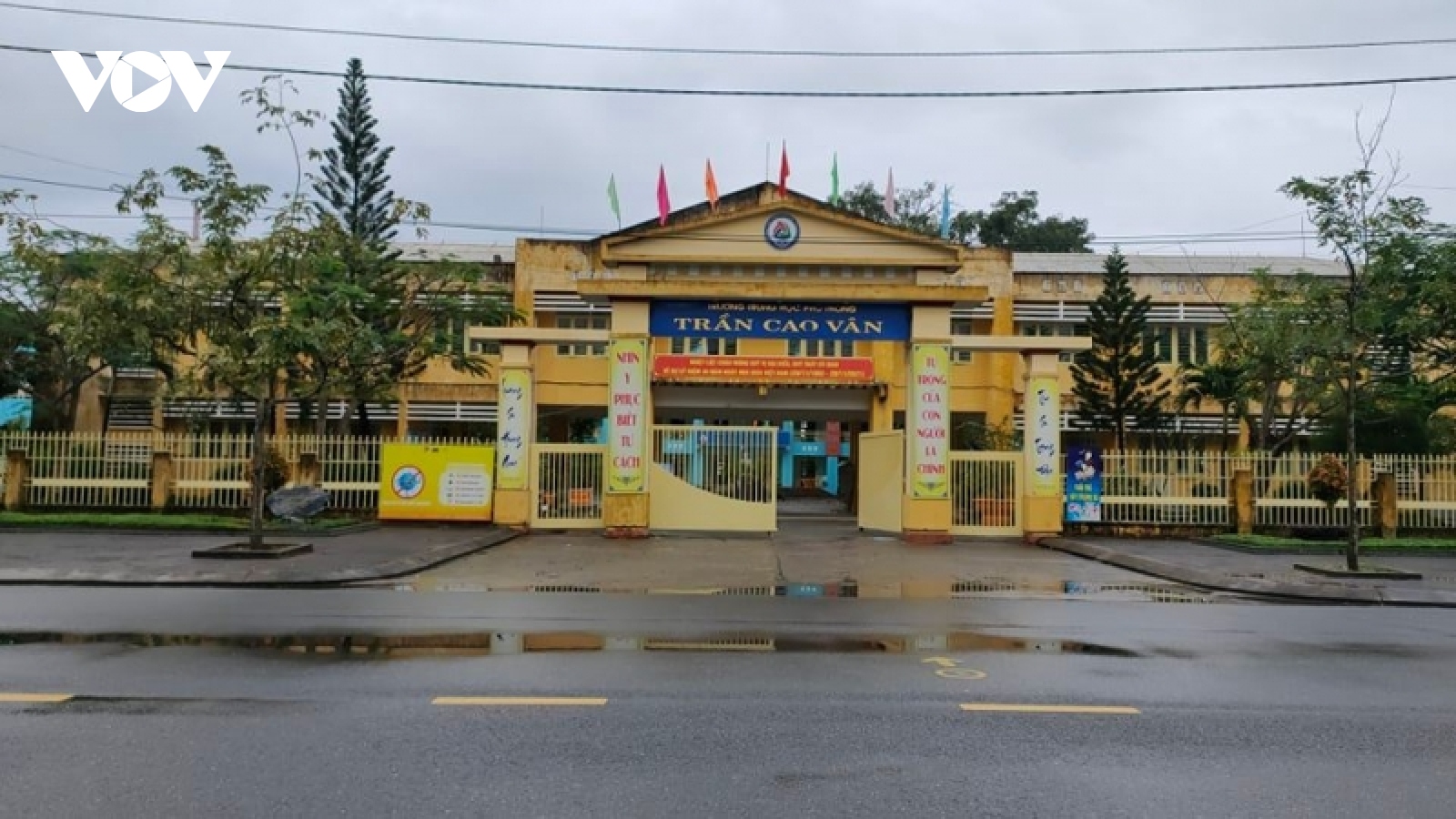Nam sinh lớp 11 ở Quảng Nam tiêm liên tiếp 2 mũi vaccine phòng Covid-19 trong một buổi