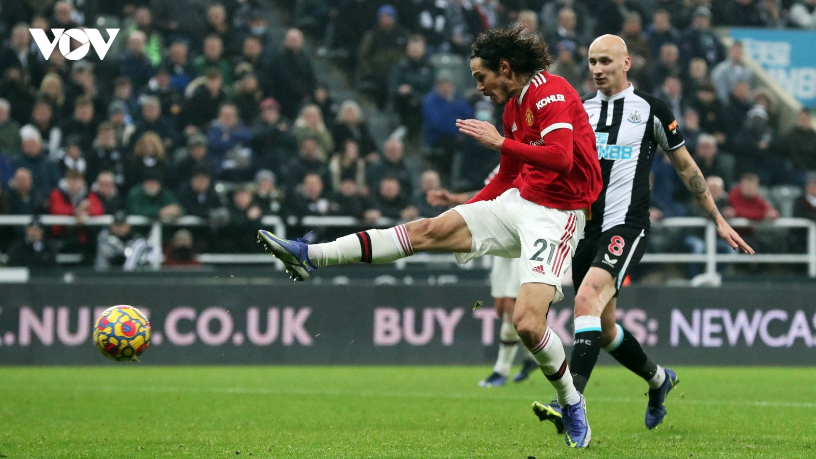 Edinson Cavani ghi bàn, MU thoát thua trên sân Newcastle