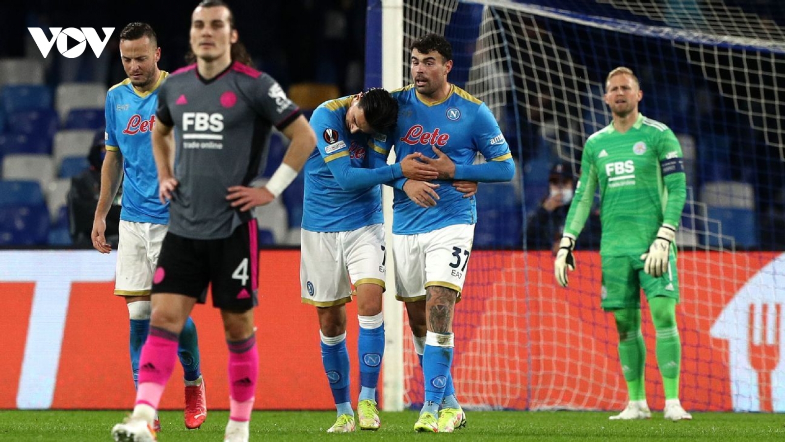 Europa League: Napoli loại Leicester, bóng đá Anh chỉ còn 1 đại diện