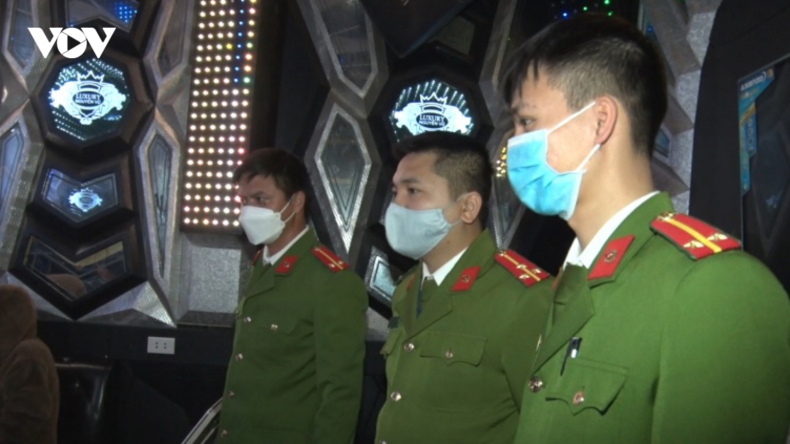 18 nam nữ “bay lắc” trong quán karaoke