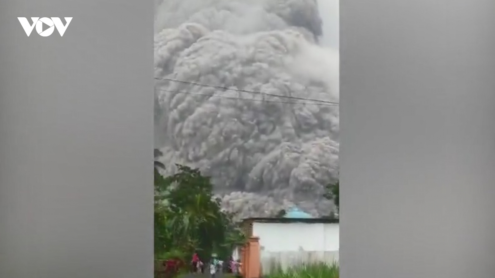 Kinh hoàng cảnh tượng núi lửa Semeru (Indonesia) phun trào, người dân phải tháo chạy
