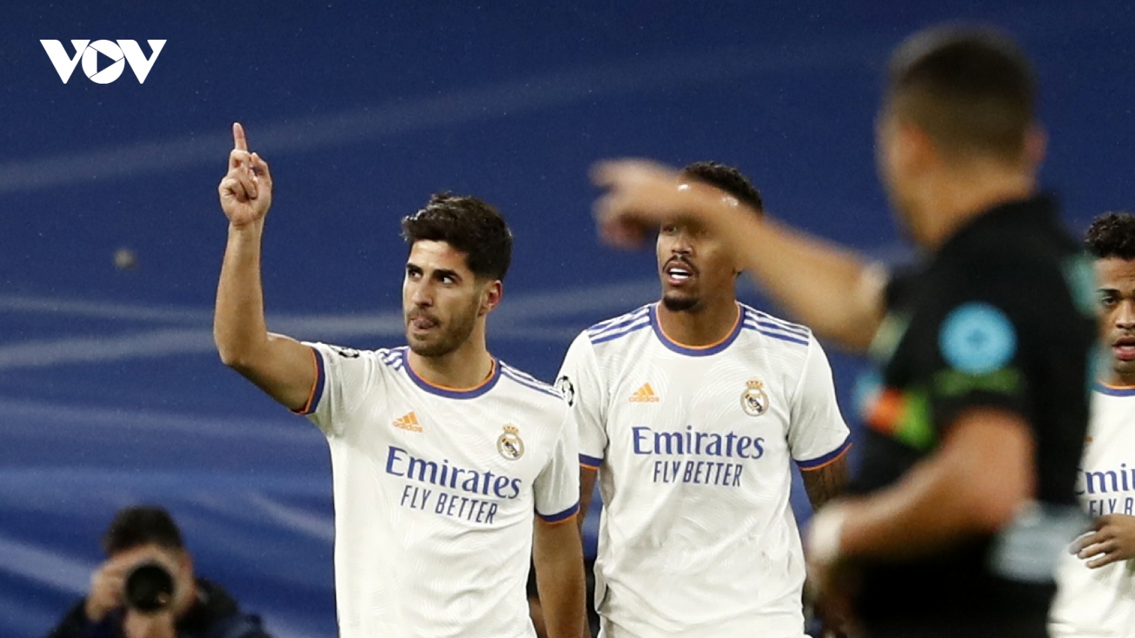 Militao khiến Barella nhận thẻ đỏ, Real Madrid đả bại Inter Milan