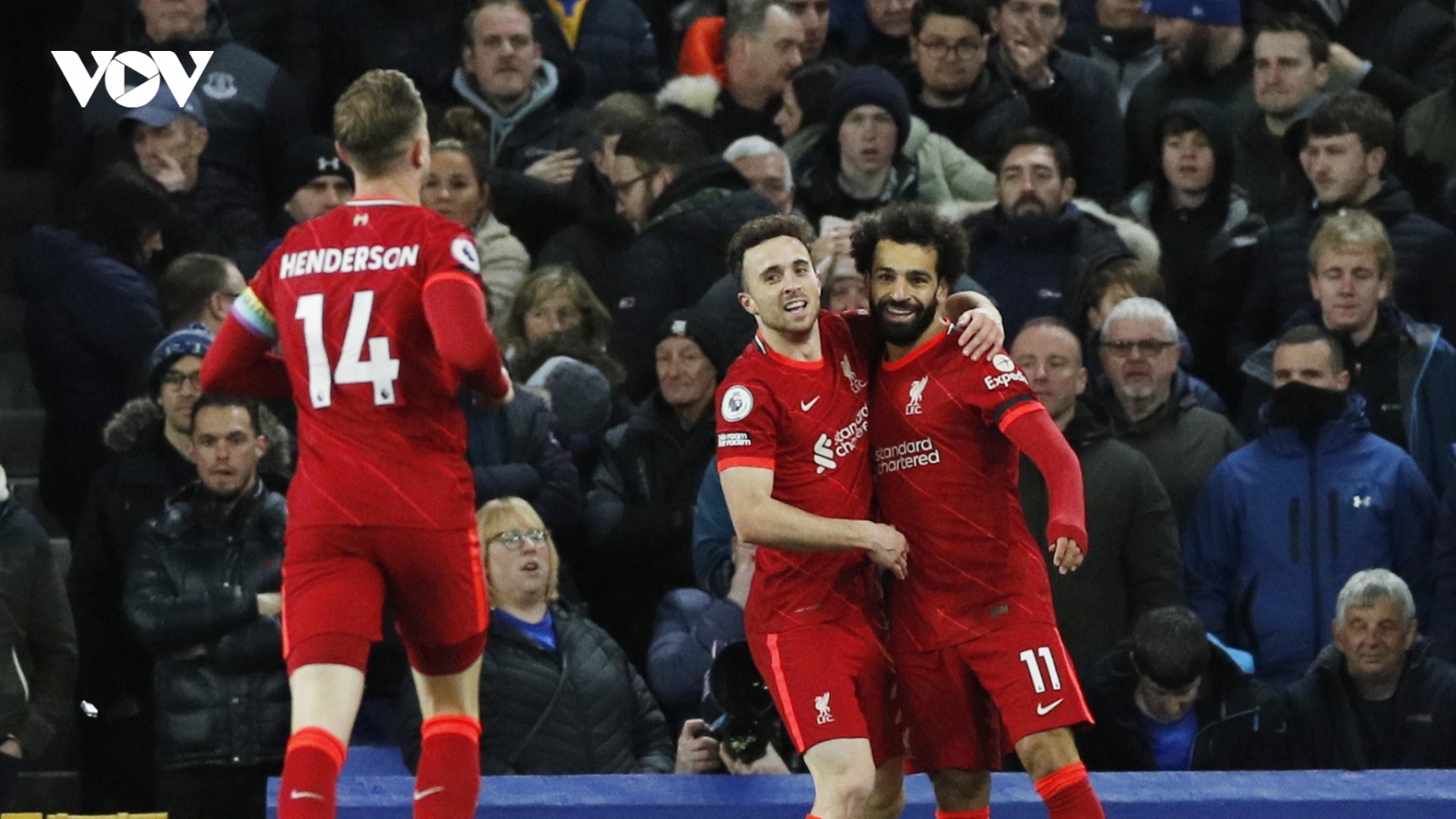 Salah lập cú đúp, Liverpool tiếp tục cuộc đua "tam mã" với Chelsea và Man City