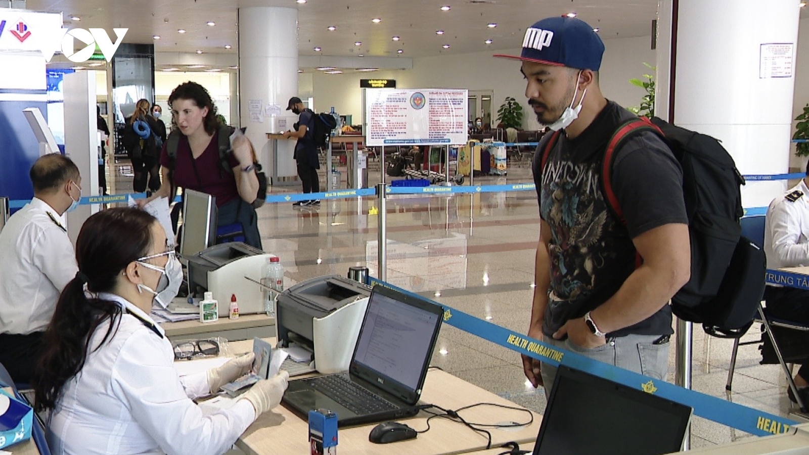 Có nên bỏ test nhanh khách nhập cảnh ở sân bay?