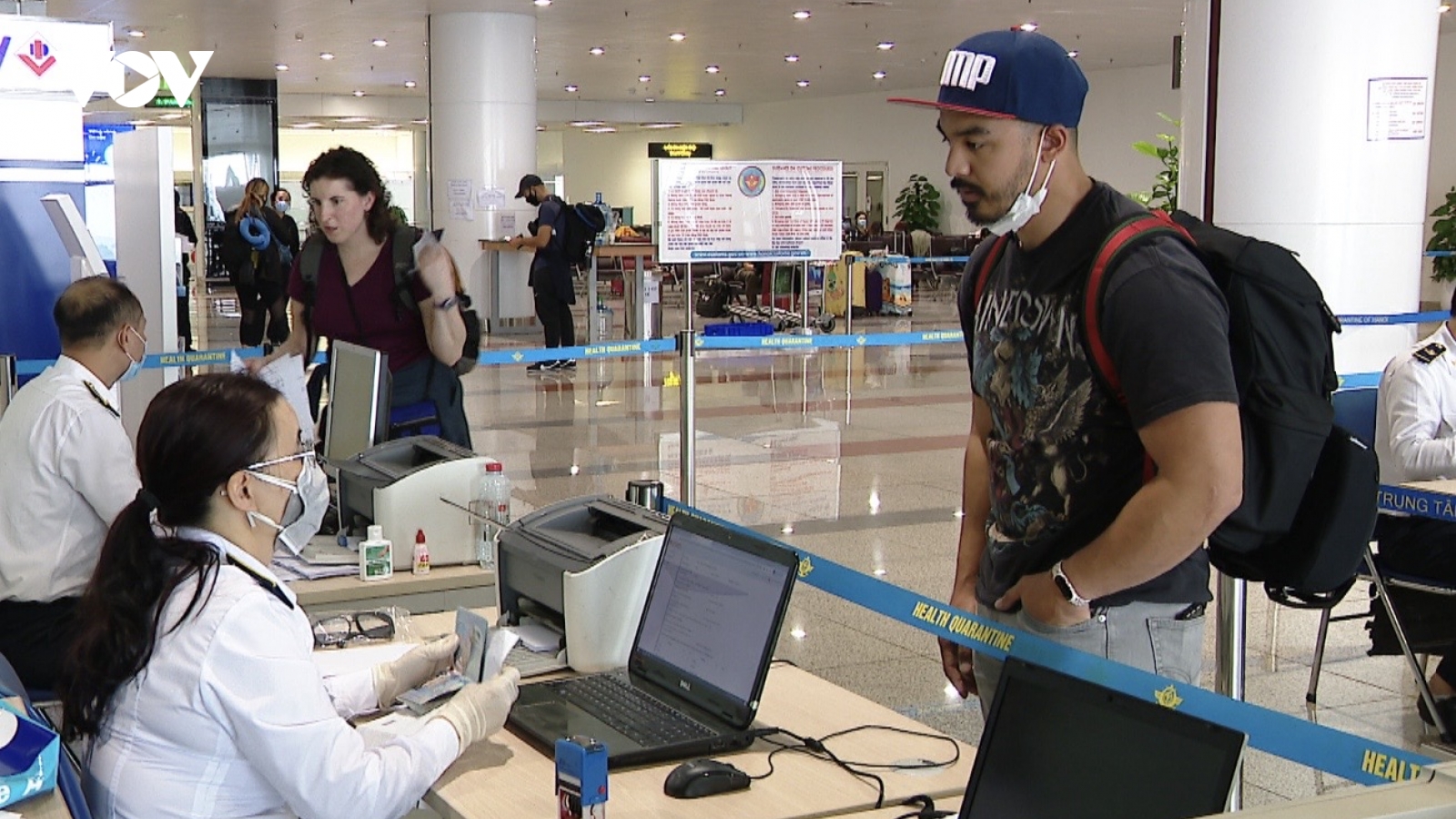 Có nên bỏ test nhanh khách nhập cảnh ở sân bay?