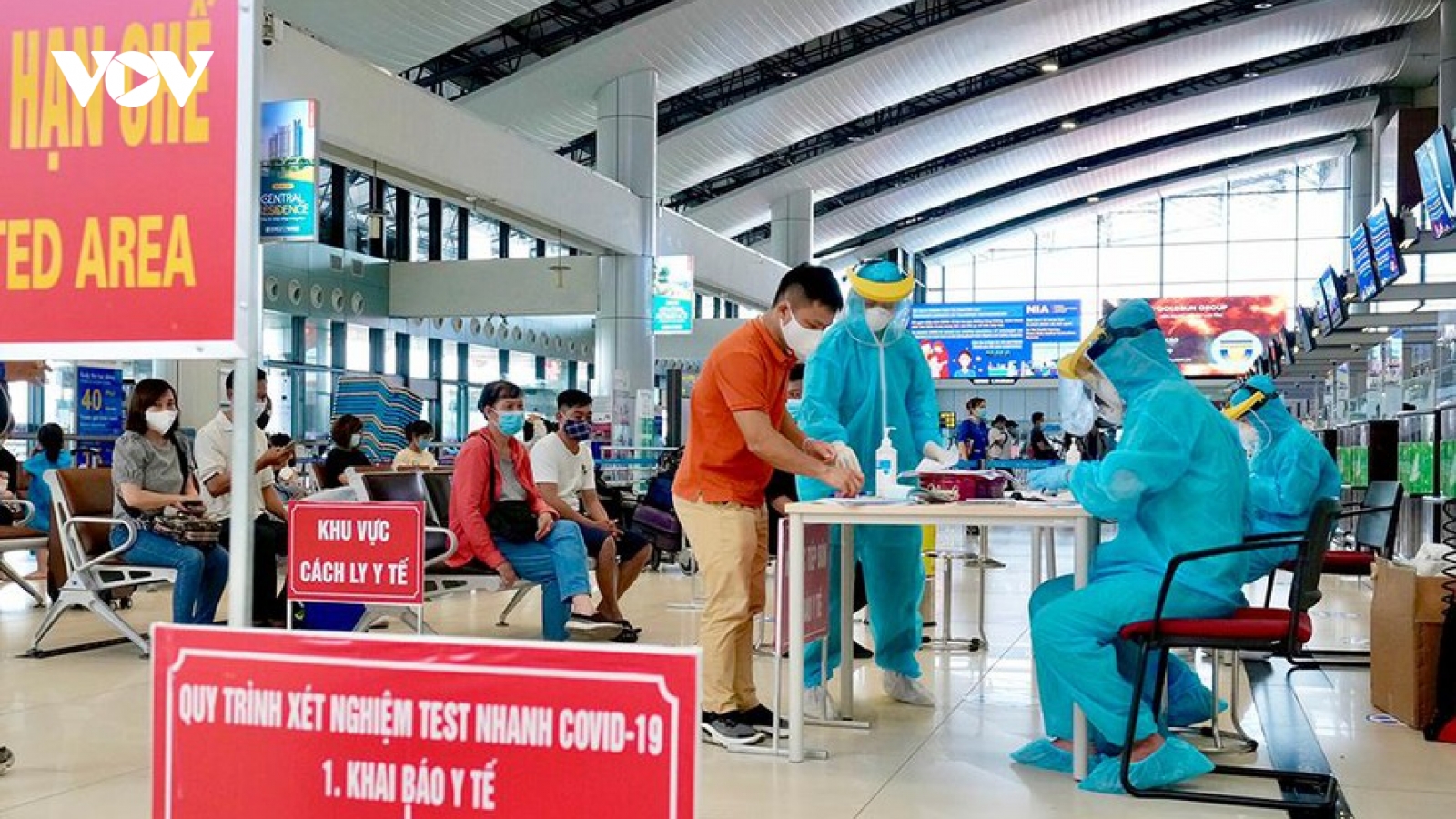 Hàng không sẽ cộng thêm phí test nhanh COVID-19 vào giá vé máy bay