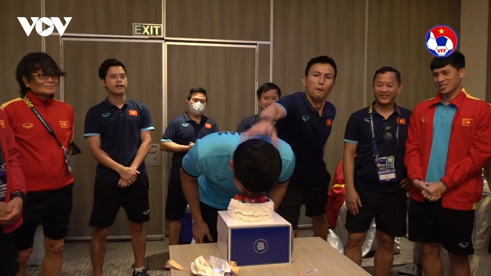 HLV Park và trợ lý liên thủ khiến Nguyên Mạnh "sập bẫy" trong sinh nhật