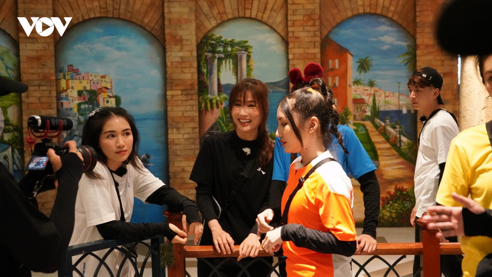 Hòa Minzy mếu máo vì bị Diễm My 9X đè không thương tiếc trong "Running Man Vietnam"