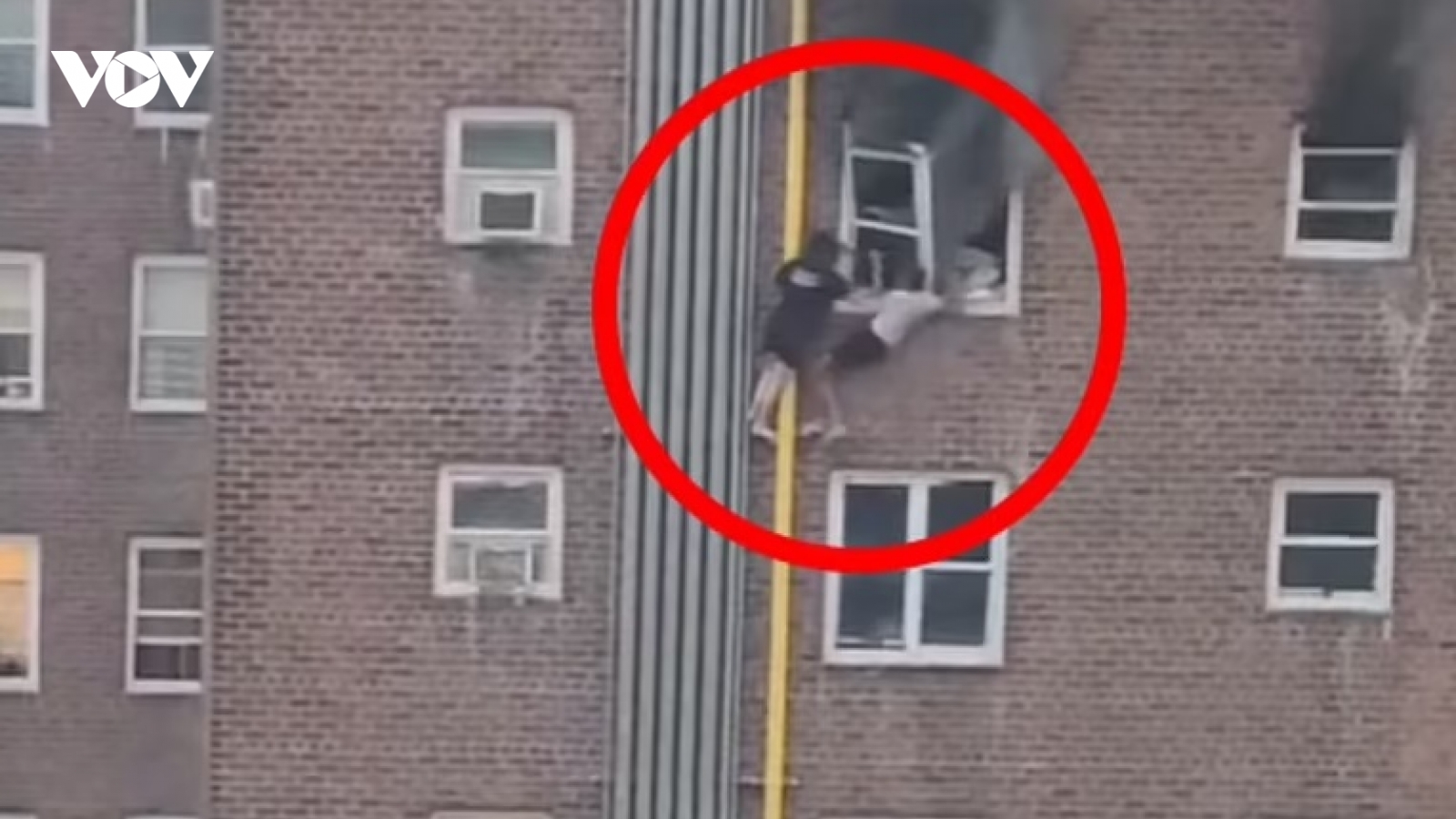 Thót tim cảnh 2 chị em thoát khỏi tòa nhà cháy bằng cách đu bám đường ống nước