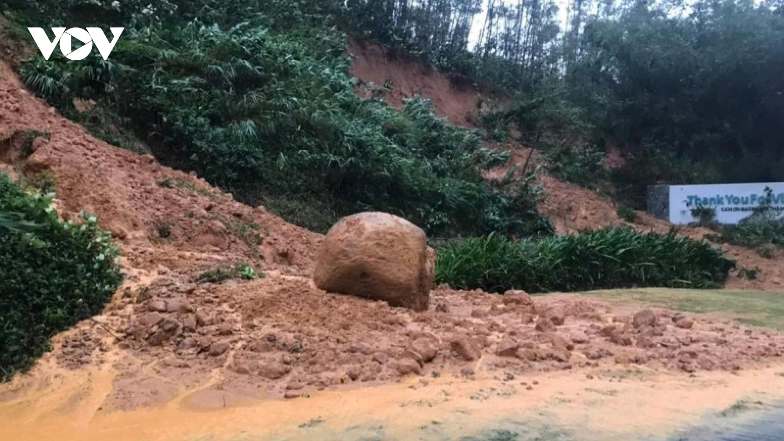 Mưa lớn liên tục gây ngập lụt và sạt lở đất cục bộ ở Thừa Thiên Huế