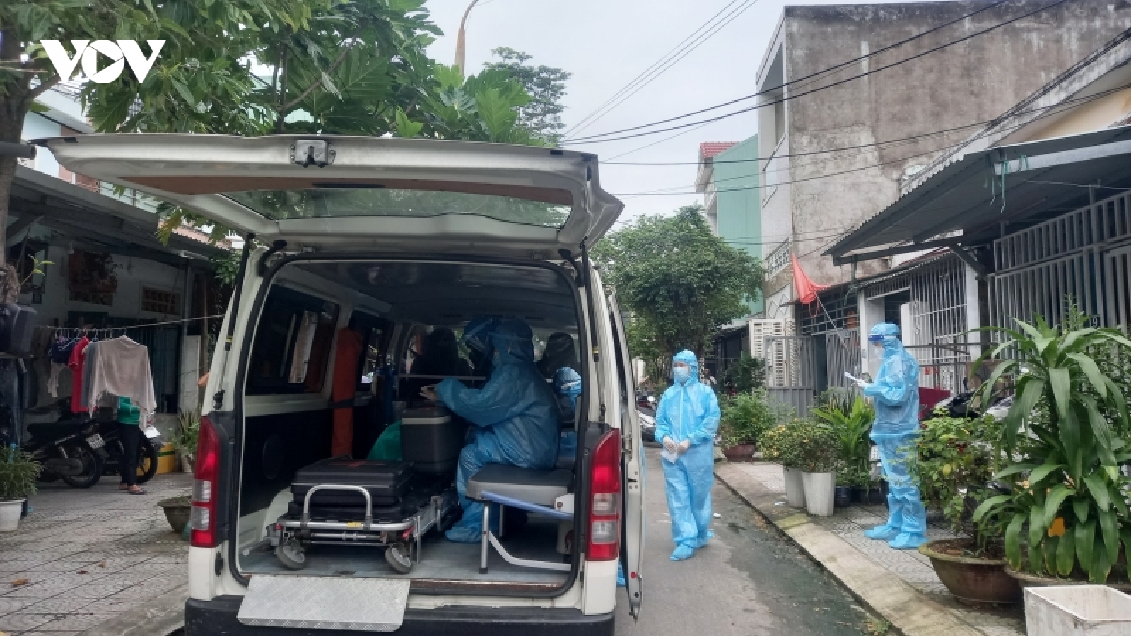 Đến tận nhà tiêm vaccine phòng Covid-19 cho người già yếu, người có bệnh nền