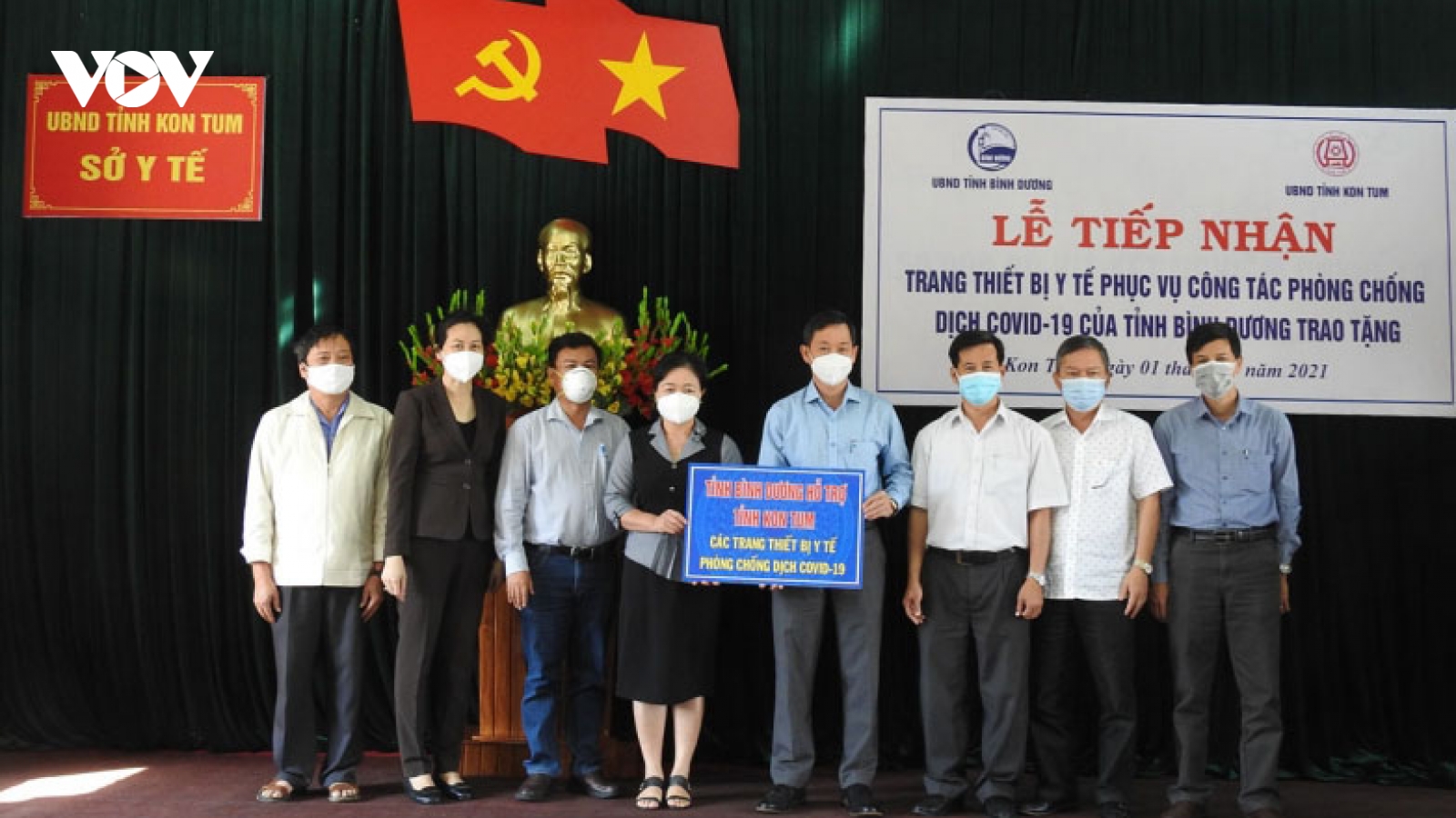 Bình Dương trao tặng thiết bị y tế phòng, chống dịch COVID-19 cho tỉnh Kon Tum