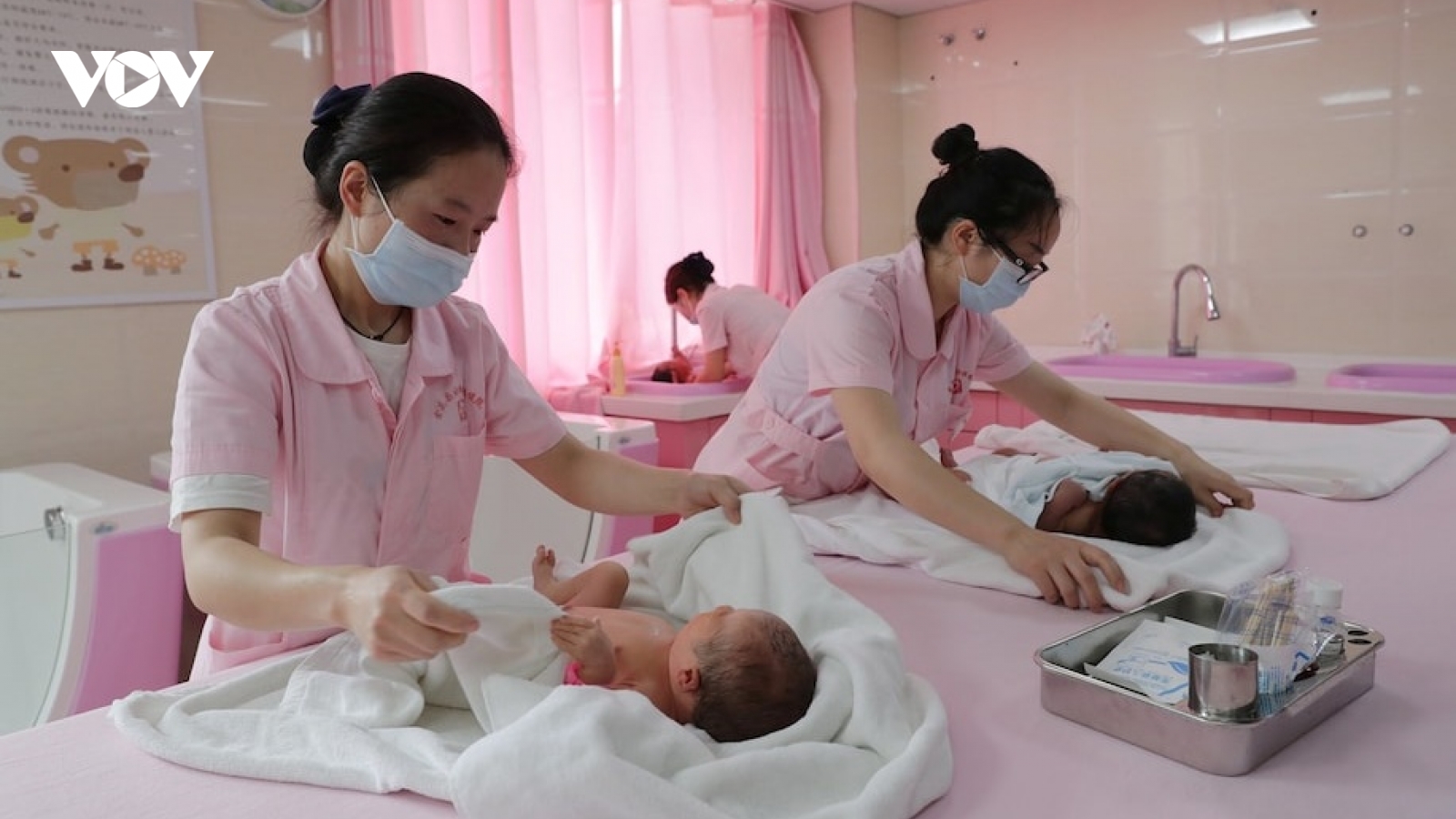 Để dân số tăng mạnh trở lại, Trung Quốc ra tay hạn chế thắt ống dẫn tinh triệt sản