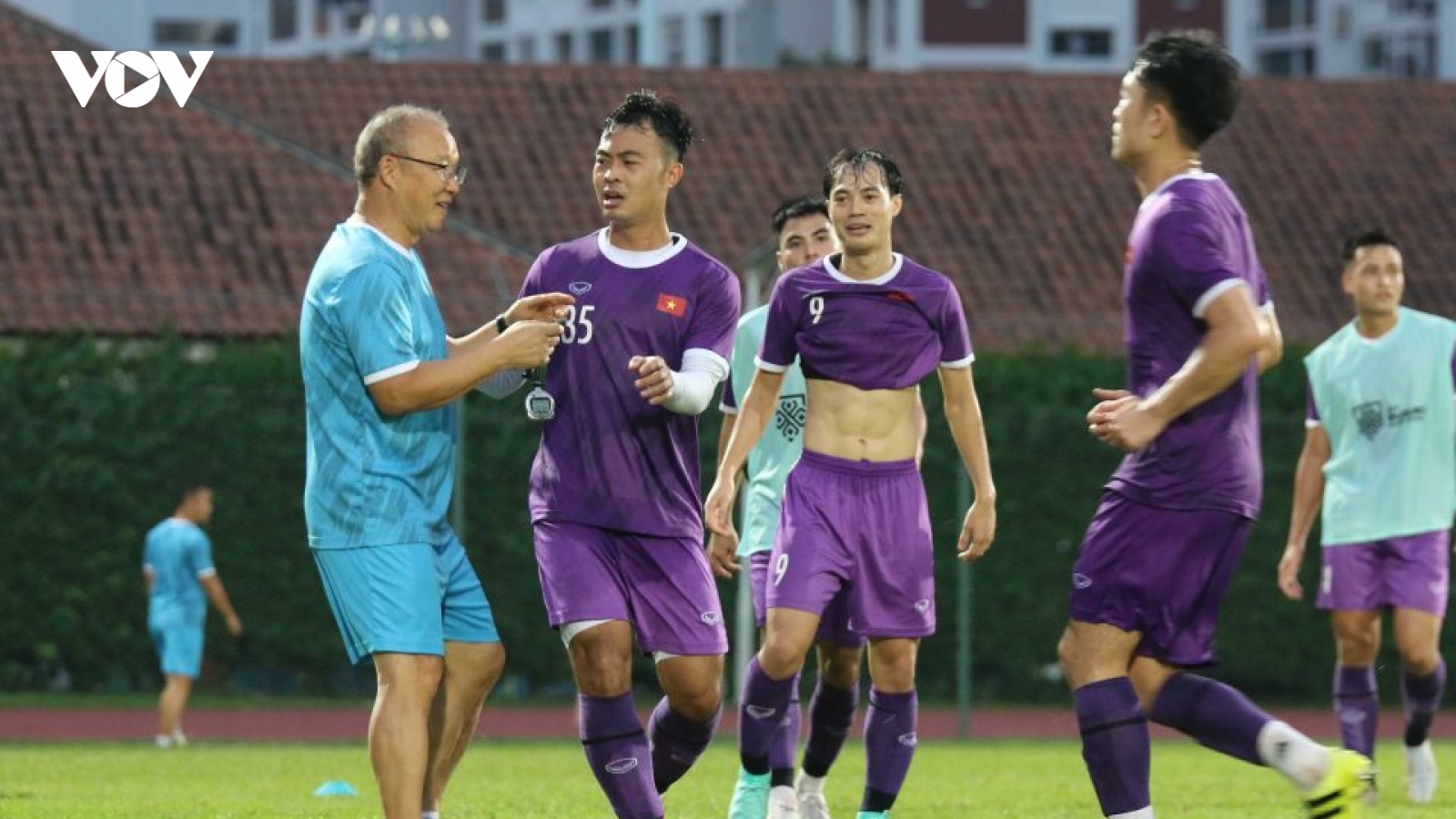 Văn Toàn "khoe" cơ bụng 6 múi trong buổi tập thể lực của ĐT Việt Nam
