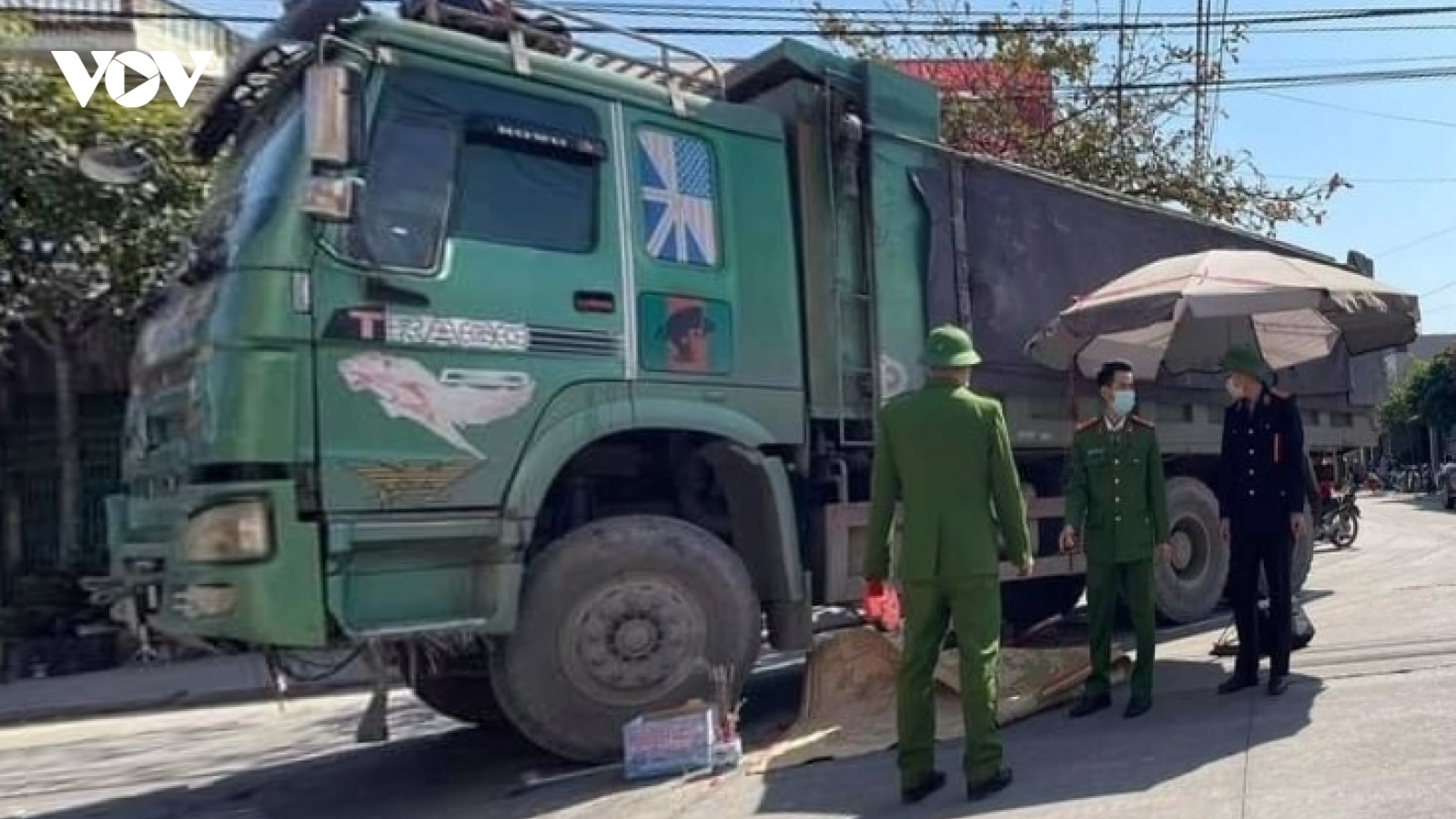 Một học sinh tiểu học tử vong sau va chạm với xe tải chở đất