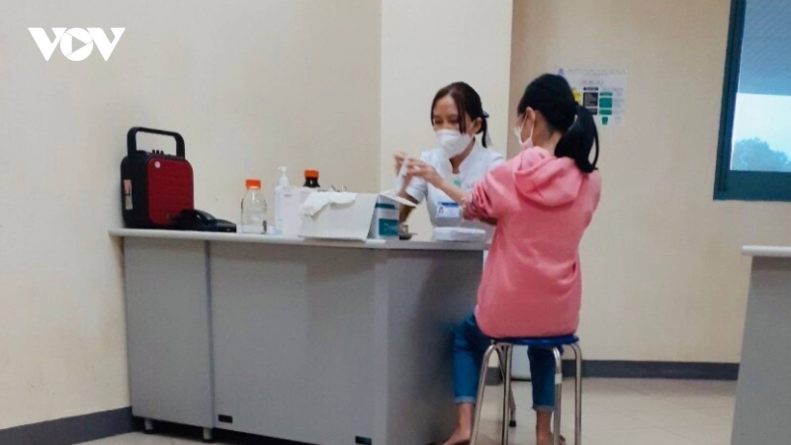 Phụ huynh phản ánh con mình bị tiêm cùng lúc 2 mũi vaccine Covid-19 ở Thừa Thiên Huế