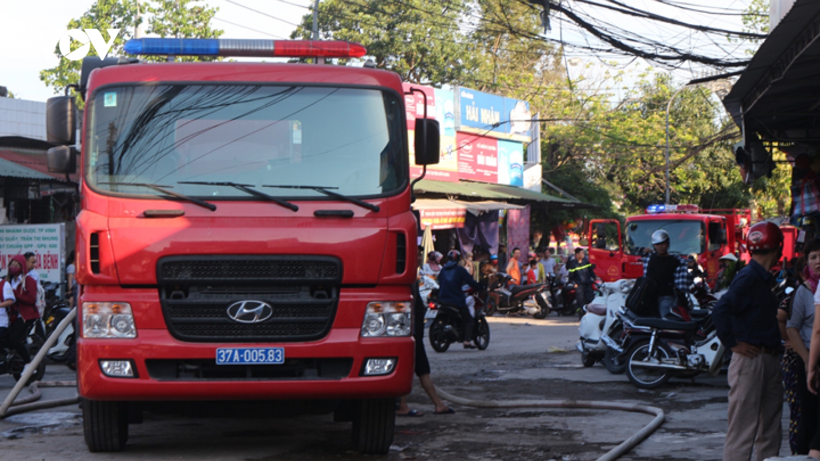 Giải cứu thành công 2 người khỏi đám cháy lớn