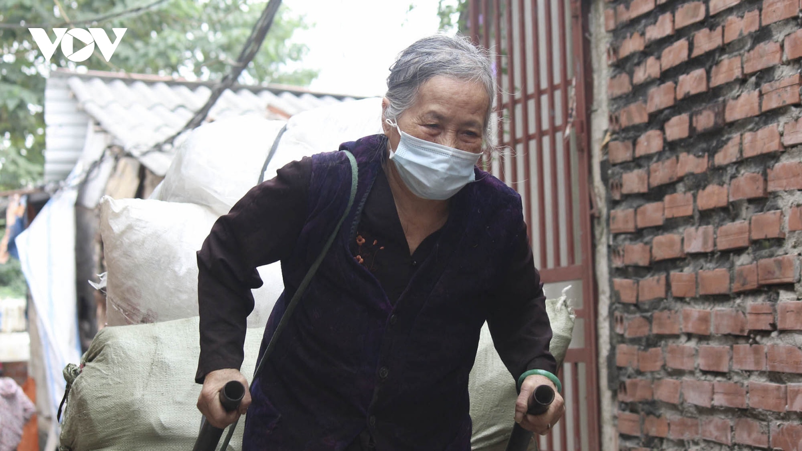 Các cụ già xóm Bụi ở Hà Nội được tiêm đủ 2 mũi vaccine