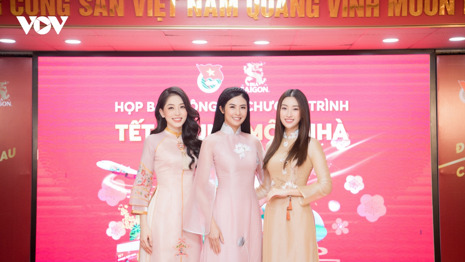 Hoa hậu Đỗ Mỹ Linh đọ dáng với Ngọc Hân, Phương Nga sau clip "hất tay" Đỗ Thị Hà