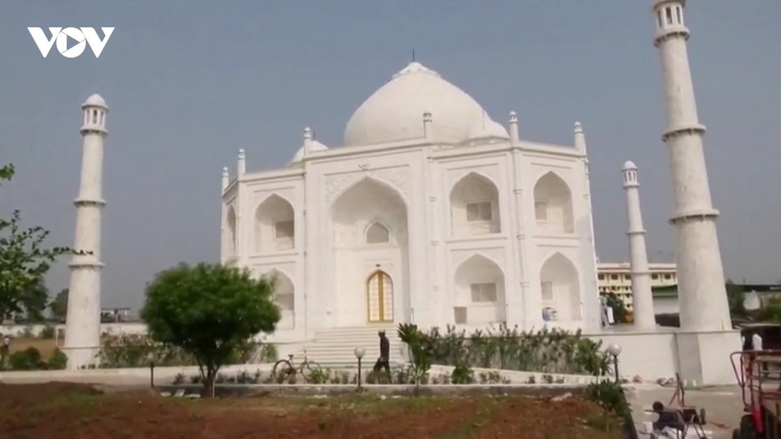 Ấn Độ: Chồng xây nhà tặng vợ theo phong cách lăng mộ Taj Mahal tráng lệ