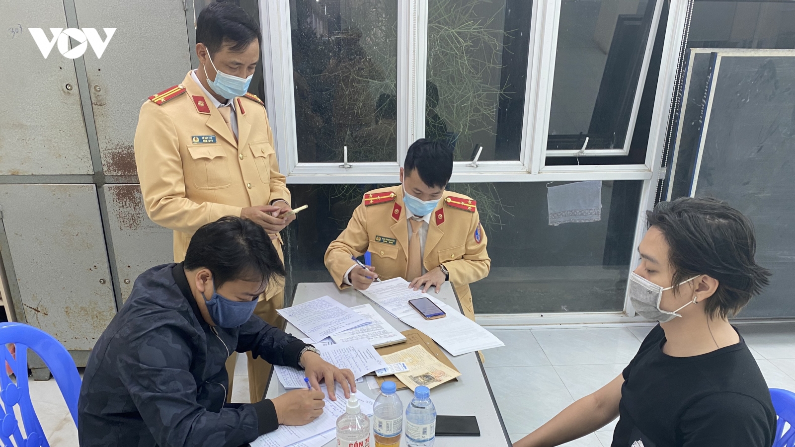CSGT phát hiện tài xế dương tính với ma túy sau khi "ăn kẹo" trong quán bar