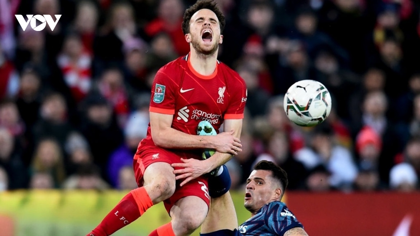 Xhaka bỏ bóng đá người, Arsenal may mắn cầm hòa Liverpool