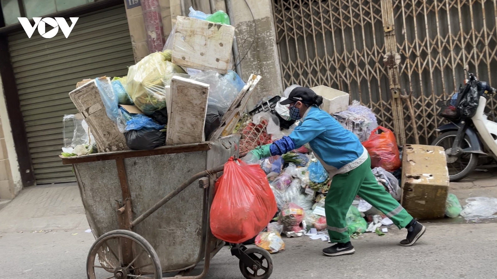 Những người vẫn miệt mài mưu sinh, làm nhiệm vụ chiều tối cuối năm