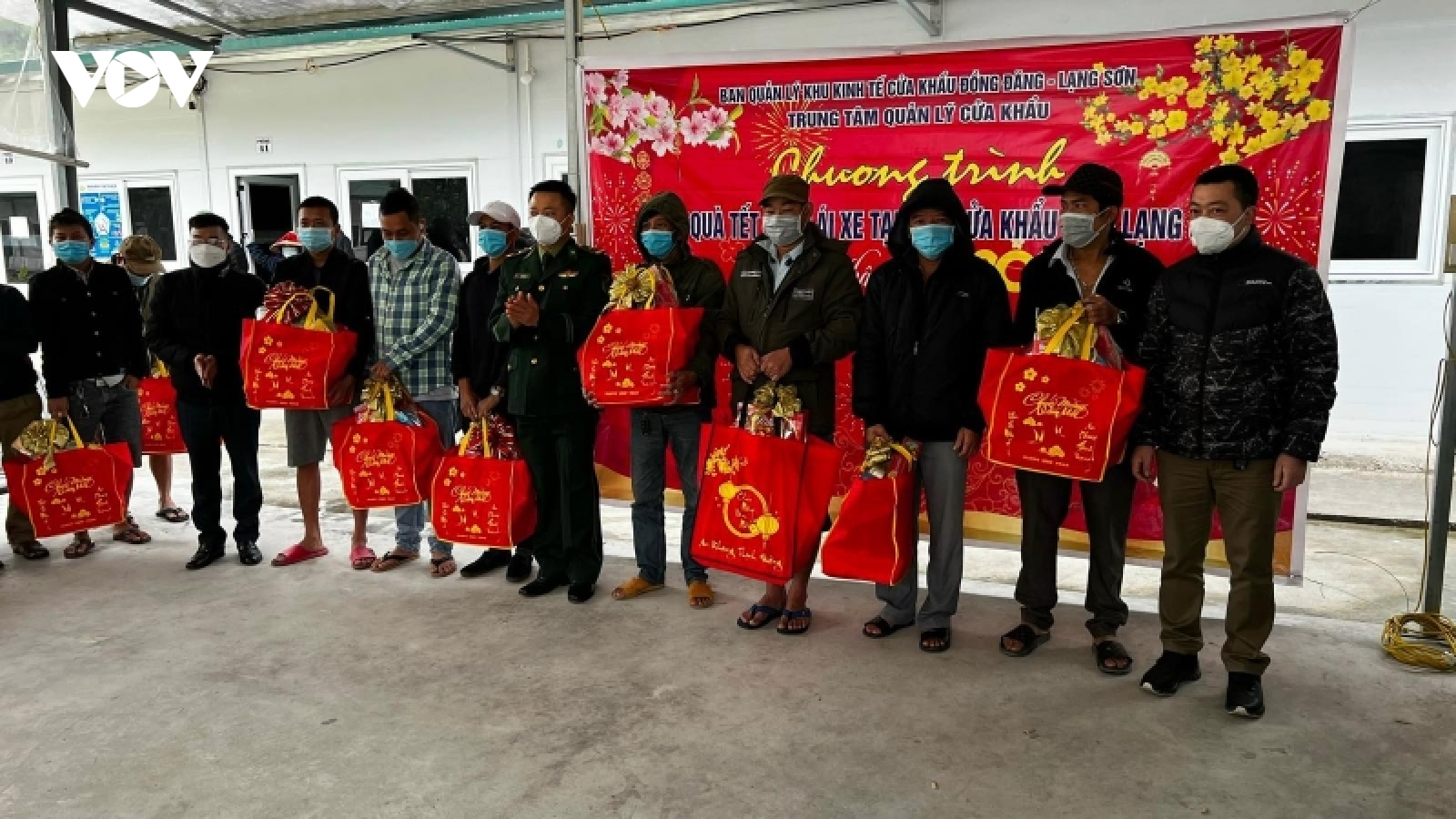 Tặng quà hàng trăm lái xe đón Giao thừa tại các cửa khẩu ở Lạng Sơn