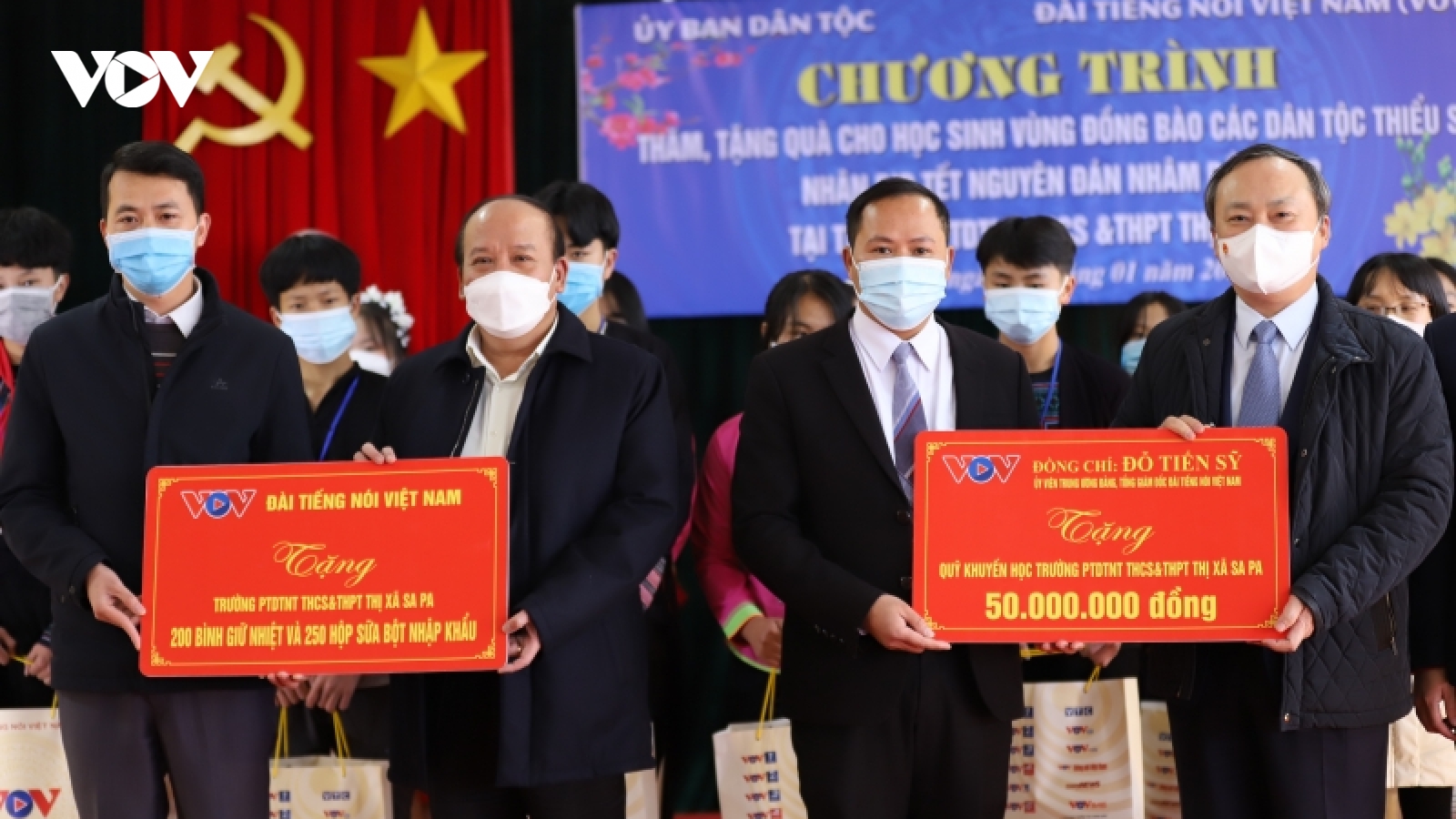 VOV và Ủy ban Dân tộc tặng quà cho học sinh, đồng bào dân tộc thiểu số ở Lào Cai