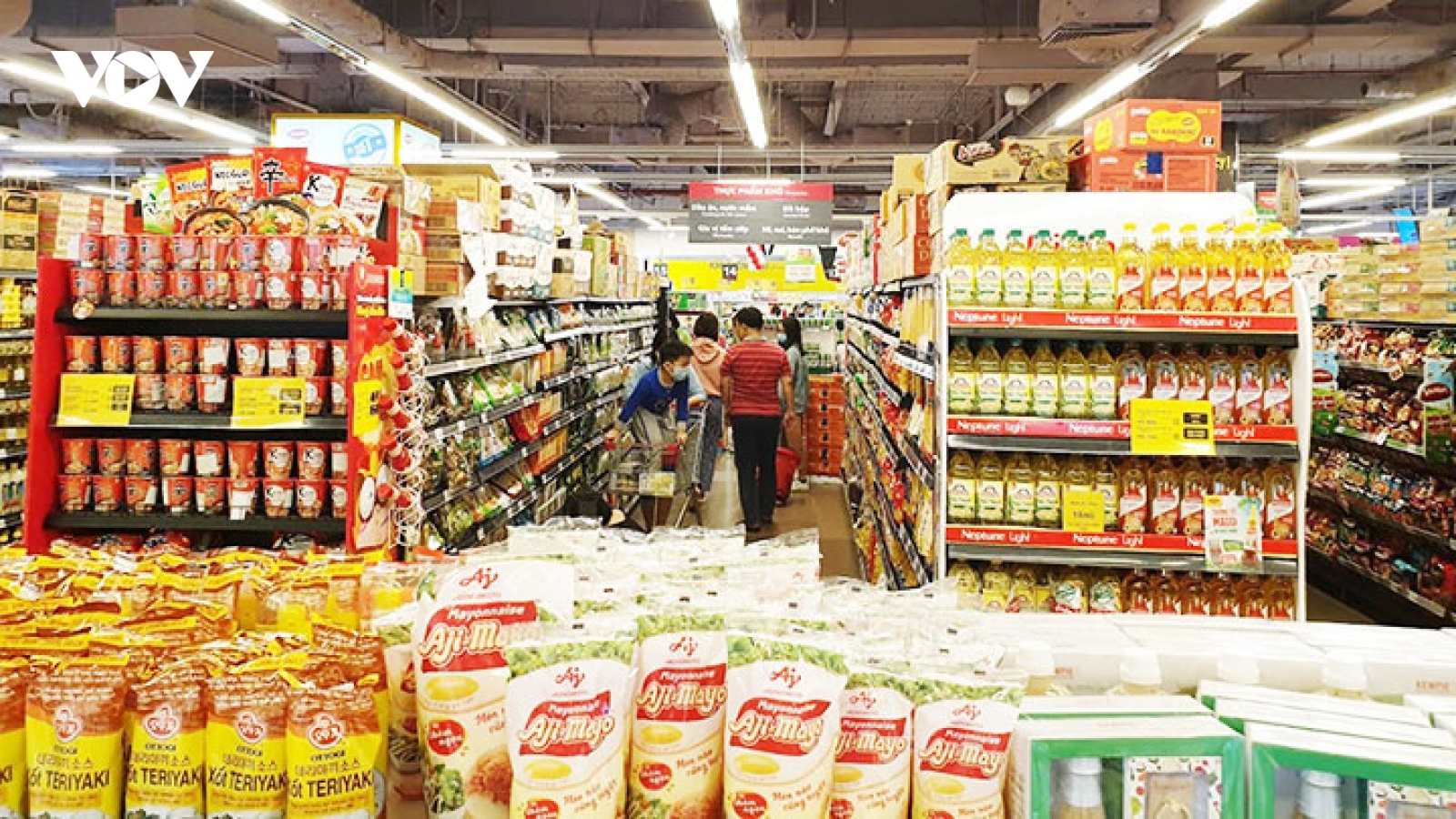 Hàng hoá dịp Tết dồi dào, người dân không nên tích trữ
