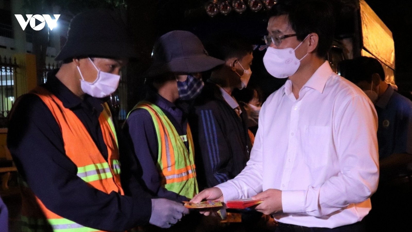 Bí thư Tỉnh uỷ Đắk Lắk chúc Tết công nhân môi trường làm nhiệm vụ đêm Giao thừa
