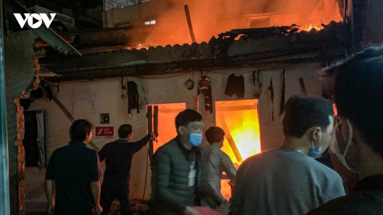 Giữa đêm đưa thi thể 2 nạn nhân vụ nổ lớn ở Hà Nội ra ngoài