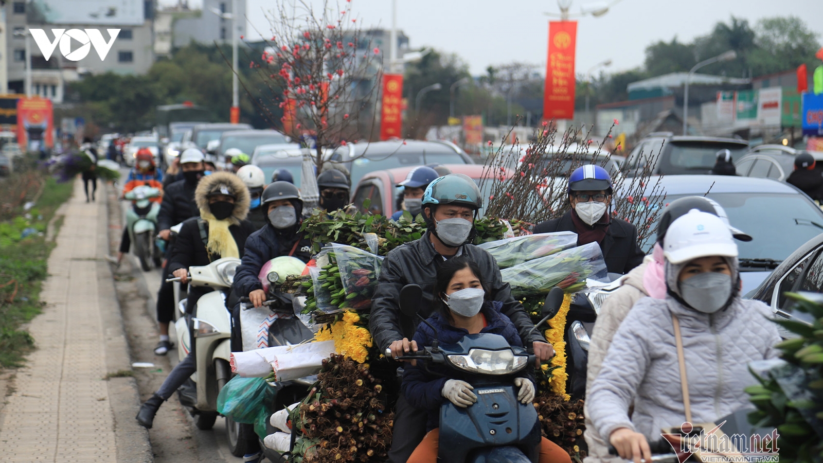 Dòng xe xuôi ngược trên hè dưới phố ngày 28 Tết, ô tô “bò” trên đường Hà Nội