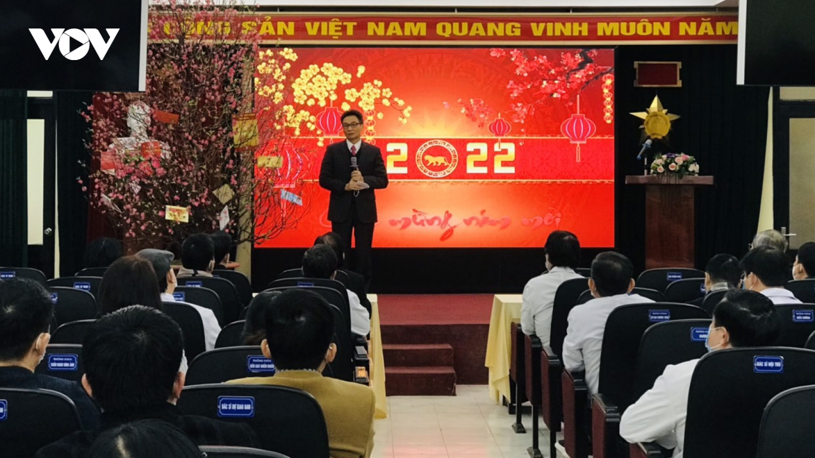 Phó Thủ tướng Vũ Đức Đam thăm, chúc Tết các y bác sỹ Bệnh viện Phổi Trung ương