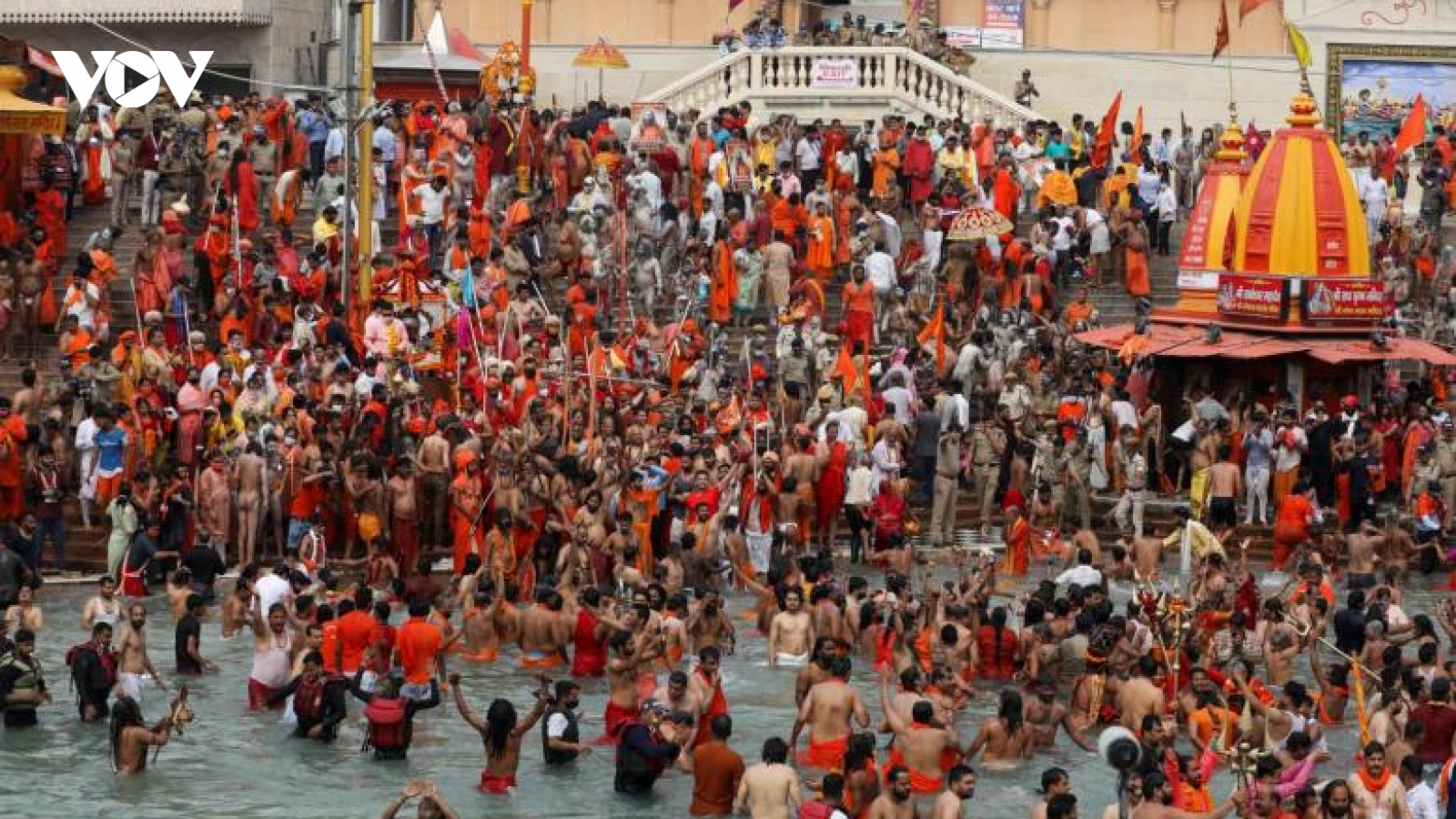 Dịch Covid-19 phức tạp, gần 1 triệu tín đồ Hindu ở Ấn Độ vẫn tắm sông Hằng