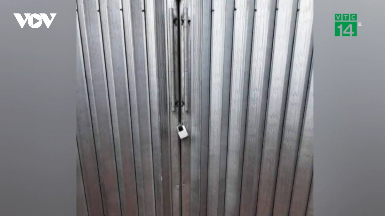Kiểm điểm trưởng thôn khóa trái cửa nhà dân để phòng dịch