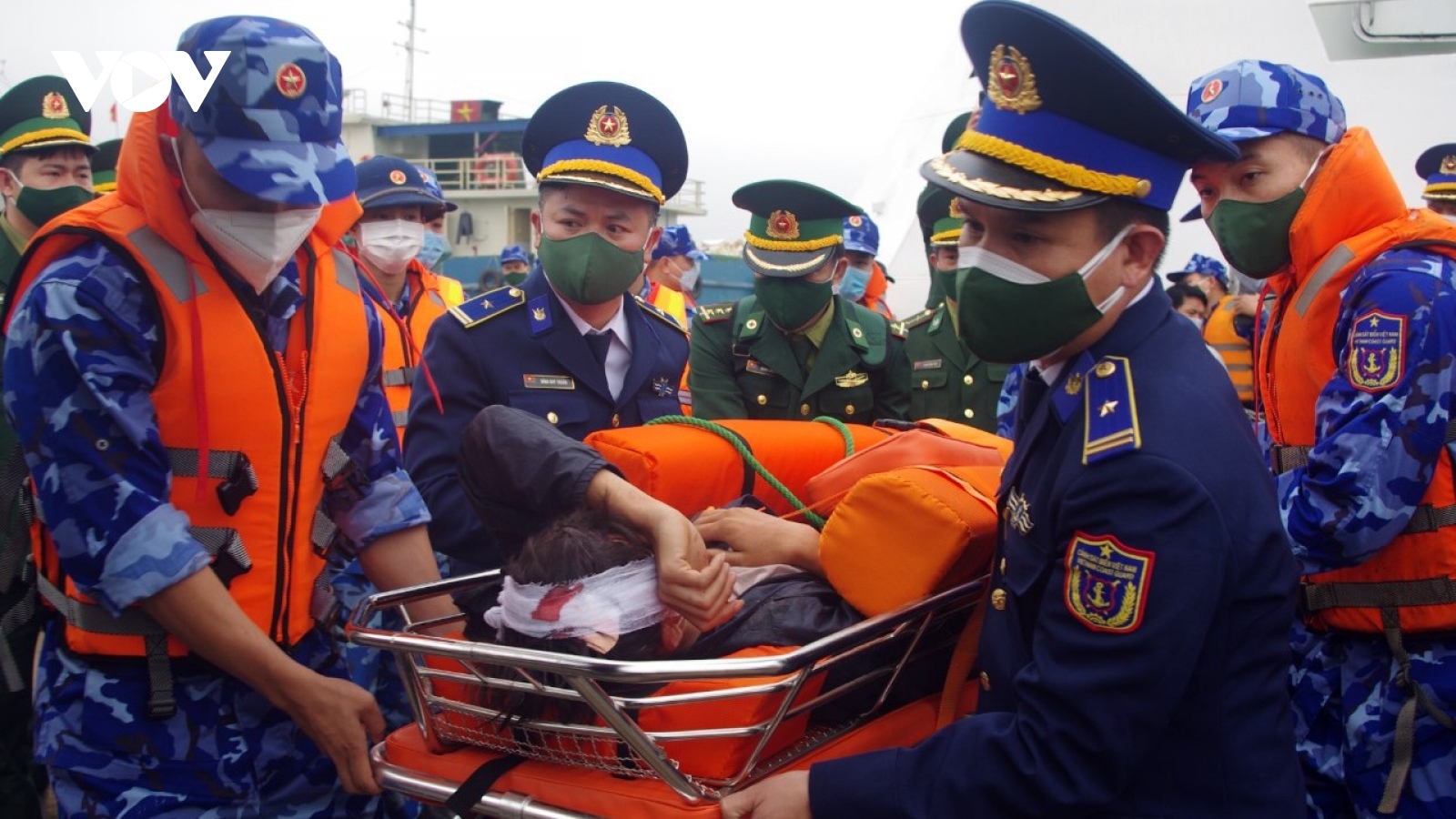 Bộ Tư lệnh Vùng Cảnh sát biển 1 cấp cứu 5 ngư dân gặp nạn trên biển